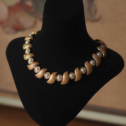 French elegant retro niche design, simple and fashionable, trendy birthday ribbon pearl necklace