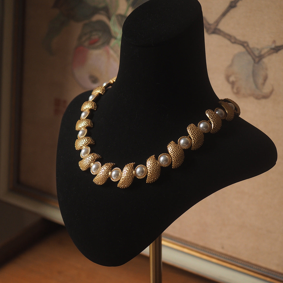 French elegant retro niche design, simple and fashionable, trendy birthday ribbon pearl necklace