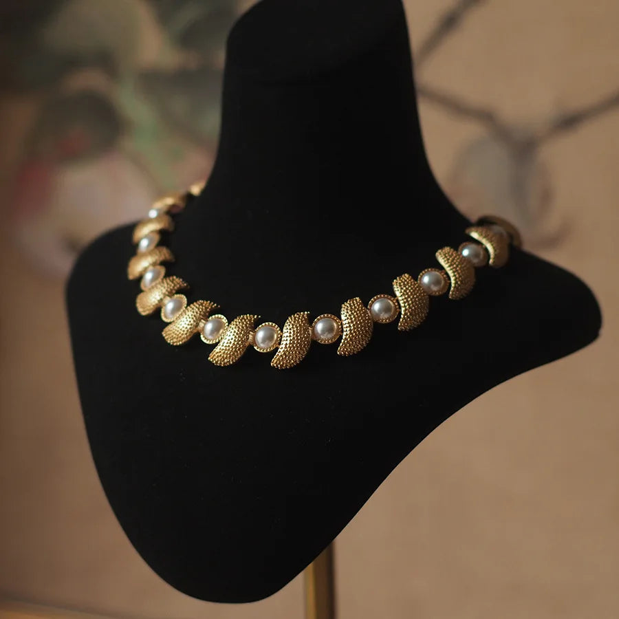 French elegant retro niche design, simple and fashionable, trendy birthday ribbon pearl necklace