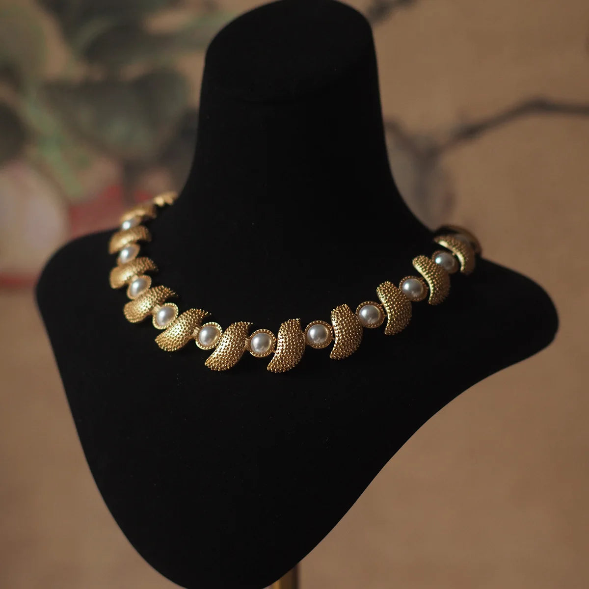 French elegant retro niche design, simple and fashionable, trendy birthday ribbon pearl necklace